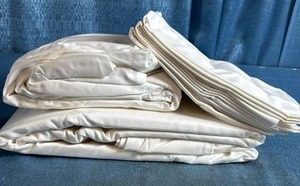 lot 7019 image: Members Mark King Sized White Bed Sheet 6 Pc Set