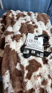 lot 7045 image: Members Mark Hotel Premier Collection Luxury Faux Fur Throw Blanket