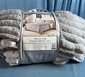 lot 7055 image: Members Mark Faux Fur Comforter Set - FullQueen Size
