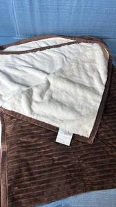 lot 7059 image: Luxury Plush Brown and White Throw Blanket
