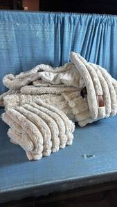 lot 7061 image: FREY Fluffy Plush King Sized Comforter w 2 Macyhing Pillow Cases