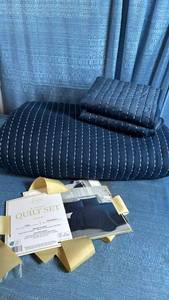 lot 7064 image: Lenox 3-Piece Navy King Quilt Set