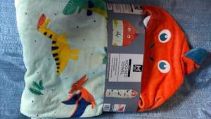 lot 7080 image: Members Mark Dinosaur Hooded Childrens Towel - Retail $15