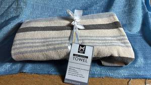 lot 7083 image: Members Mark Sand Friendly Beach Towel