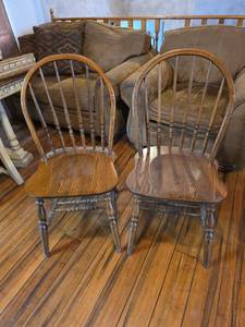 lot 104 image: (2) Traditional Solid Oak Windsor Dining Chairs