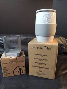lot 203 image: NIB Pampered Chef Kitchen Set - Ceramic Egg Cooker & Cup Slicer
