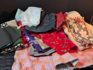 lot 231 image: Mixed Fabric Scrap Bundle - Designer Patterns