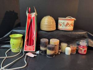 lot 236 image: Retro Holiday Wax Warmer Collection