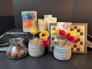 lot 237 image: Decorative Glass Vase Set with Floral Candle Display