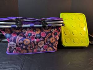 lot 239 image: Floral Pattern Insulated Lunch Box with  Arctic Zone storage
