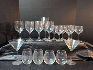 lot 245 image: Mixed Glassware Set - Wine Glasses, Martini Glasses & Stemless