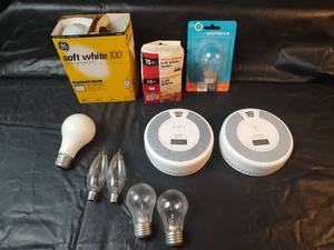 lot 253 image: Mixed Lot of Light Bulbs and Smoke Detectors