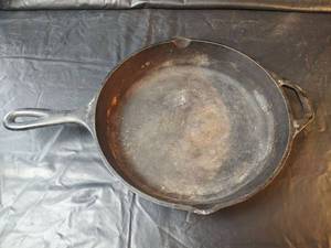 lot 256 image: Cast Iron Skillet, 10 inch