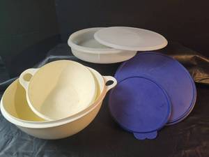 lot 264 image: Tupperware Bowl Set with Lids