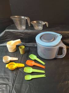 lot 270 image: Retro Tupperware Measuring Set and More