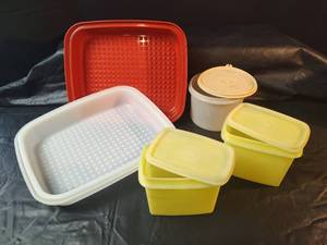 lot 272 image: Tupperware Classic Container Set with Lids