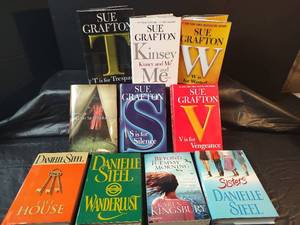 lot 286 image: Popular Author Book Collection - Sue Grafton, Danielle Steel & More