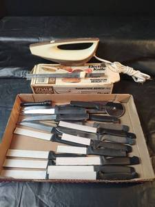 lot 306 image: Hamilton Beach Electric Knife 275ALB with Original Box and Assorted Knives