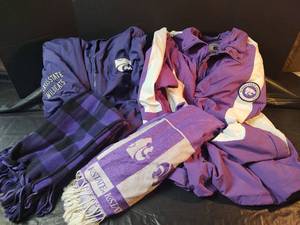 lot 308 image: Kansas State Wildcats Colosseum Athletics Jackets XL and Neck Scarves