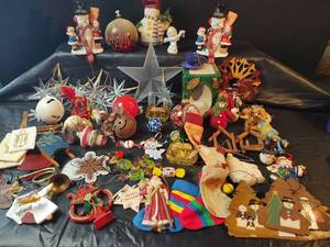 lot 316 image: Mixed Christmas Ornament Collection