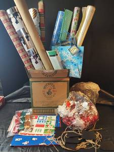 lot 317 image: Holiday Gift Wrapping Supply Set