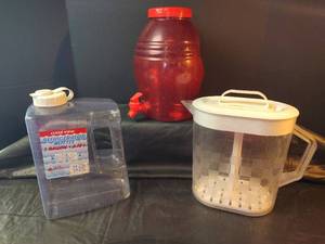 lot 324 image: Beverage Dispensers - 1 Gallon Capacity