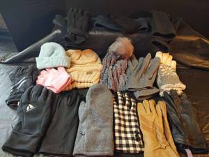 lot 325 image: Winter Accessories Bundle - Gloves, Hats and Headbands