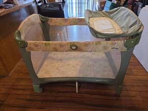 lot 328 image: Disney Winnie the Pooh Collapsible Pack and Play