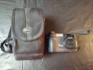 lot 337 image: Kodak EasyShare DX7630 Digital Camera with Lowepro Case