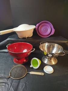 lot 346 image: Kitchen Colander and Strainer Collection, Metal, Plastic and Collapsible