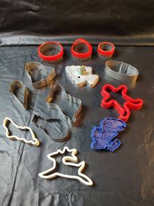 lot 355 image: Vintage Mixed Cookie Cutter Collection