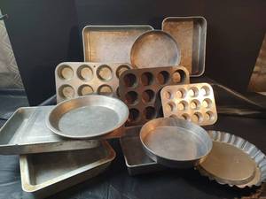 lot 356 image: Aluminum Bakeware Collection Set