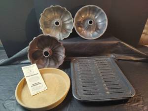 lot 358 image: Pampered Chef Deep Dish Baker Set and Bundt Pans