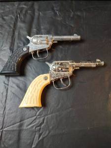 lot 366 image: Vintage Western Cap Gun Set