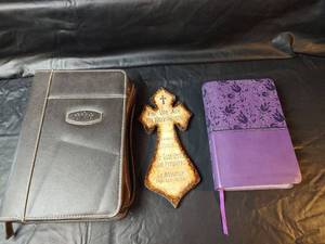 lot 422 image: NKJV Legacy Study Bible, Legacy Study Bible with Cross Wall Hanging