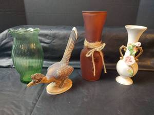 lot 425 image: Lefton Handpainted Road Runner Bird Figure with Decorative Vases