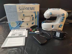 lot 433 image: Sew D-Lite Supreme Sewing Machine with Accessories