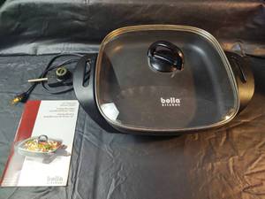 lot 512 image: Bella Kitchen 12-inch Electric Skillet with Glass Lid