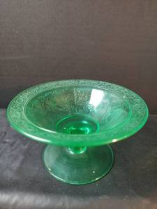 lot 514 image: Vintage Uranium Glass Small Pedestal Bowl