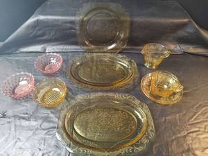 lot 522 image: Vintage YellowAmber and Pink Depression Glass