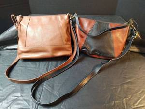 lot 571 image: Fossil Leather Crossbody Bags