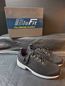 lot 602 image: BioFit Ultimate Comfort Athletic Shoes Size 10 Wide (like new)