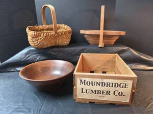 lot 625 image: Decorative Wooden Display Collection