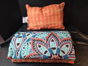 lot 658 image: FullQueen Decorative Quilted Throw and Pillow Set