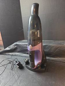 lot 671 image: Shark SV780_N Cordless Hand Vacuum (Powers on)