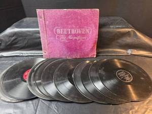 lot 678 image: Columbia and Victory Victrolla Records