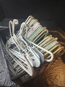 lot 685 image: Plastic Hangers Bundle with Plastic Storage Basket