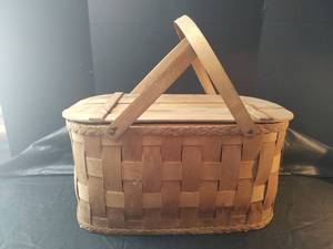 lot 689 image: Woven Picnic Basket with Lid