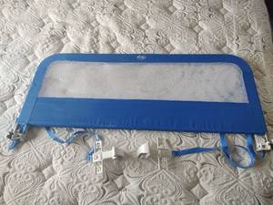 lot 690 image: Summer Brand Bed Rail Guard