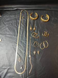 lot 694 image: Gold Tone Jewelry Collection Set